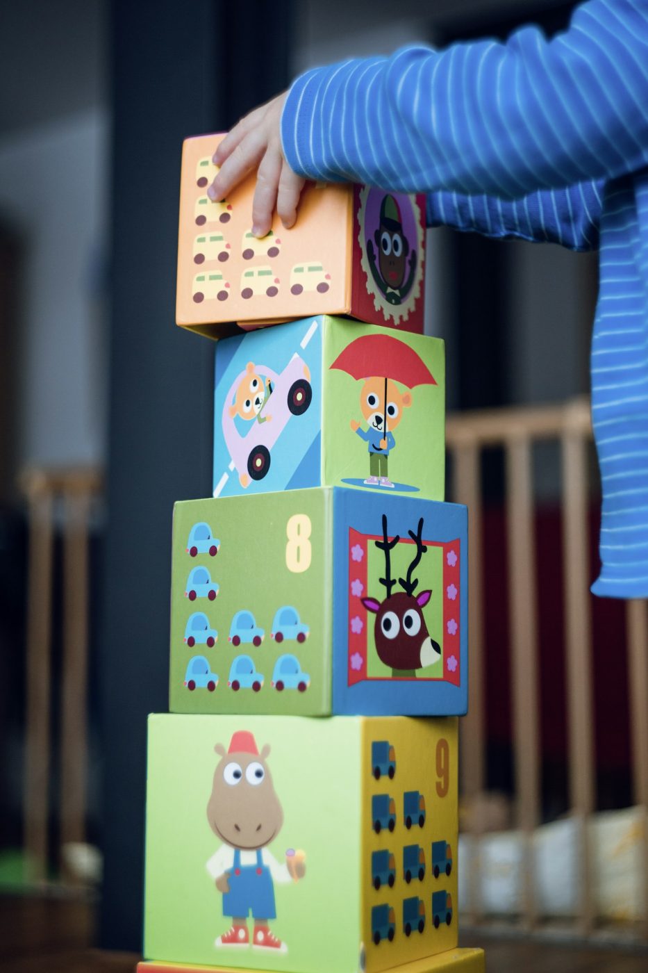 Peuter speelt met blokken