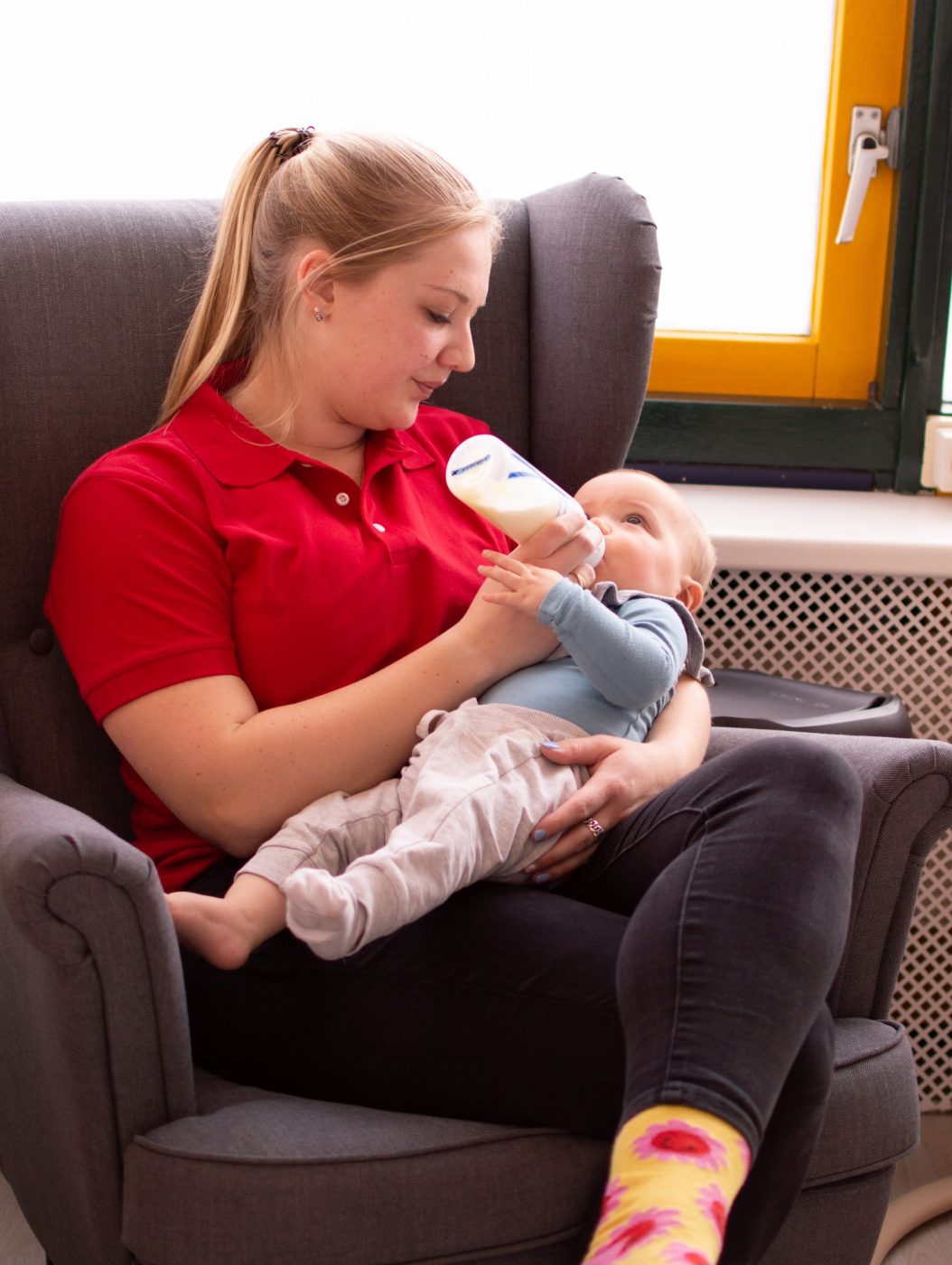 Baby krijgt een flesje bij Villa Coolkids