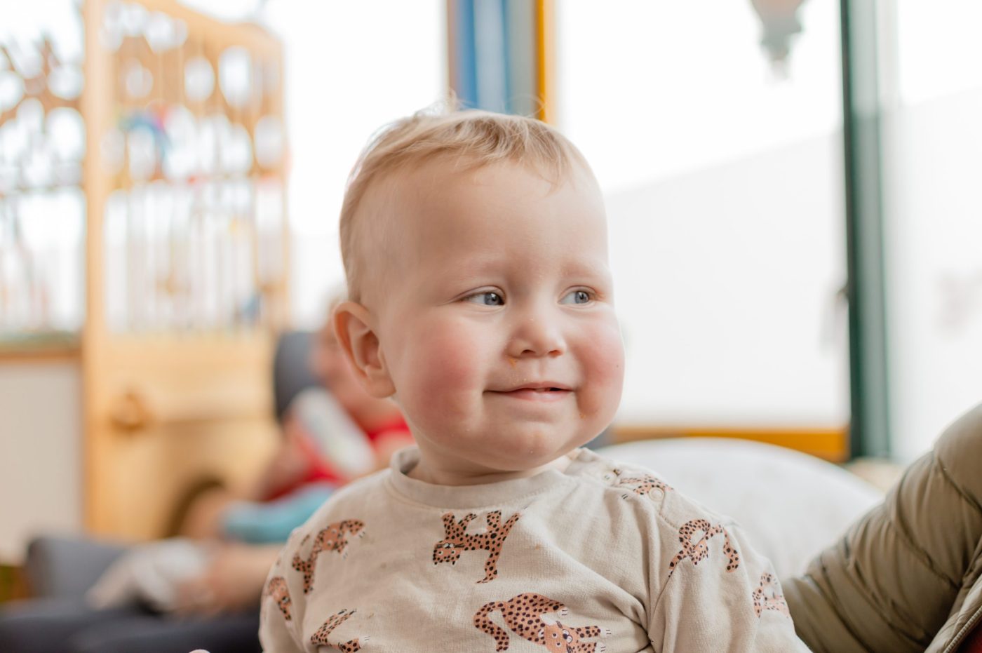 Baby in lichte opvangruimte