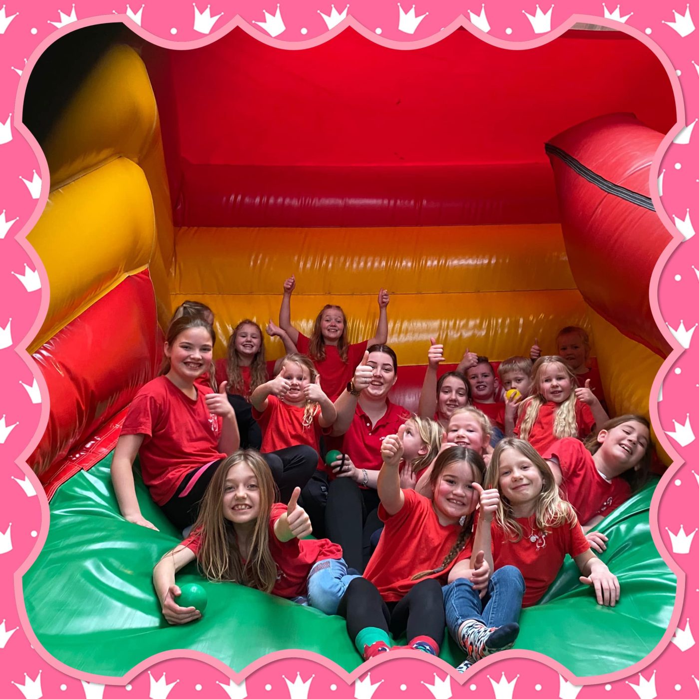Kinderen van Villa Coolkids spelen bij Ballorig